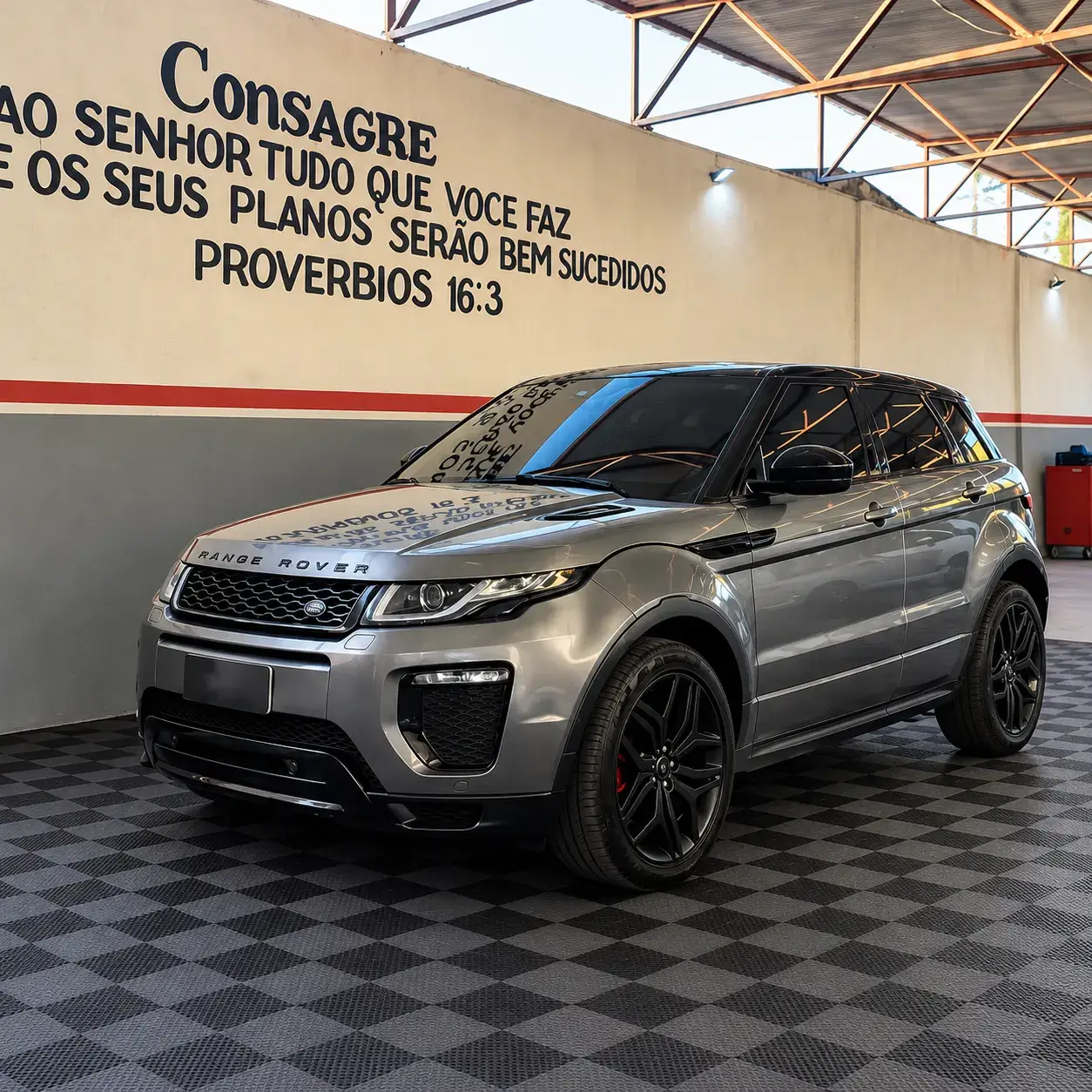 SUV cinza fotografado em uma área interna da oficina