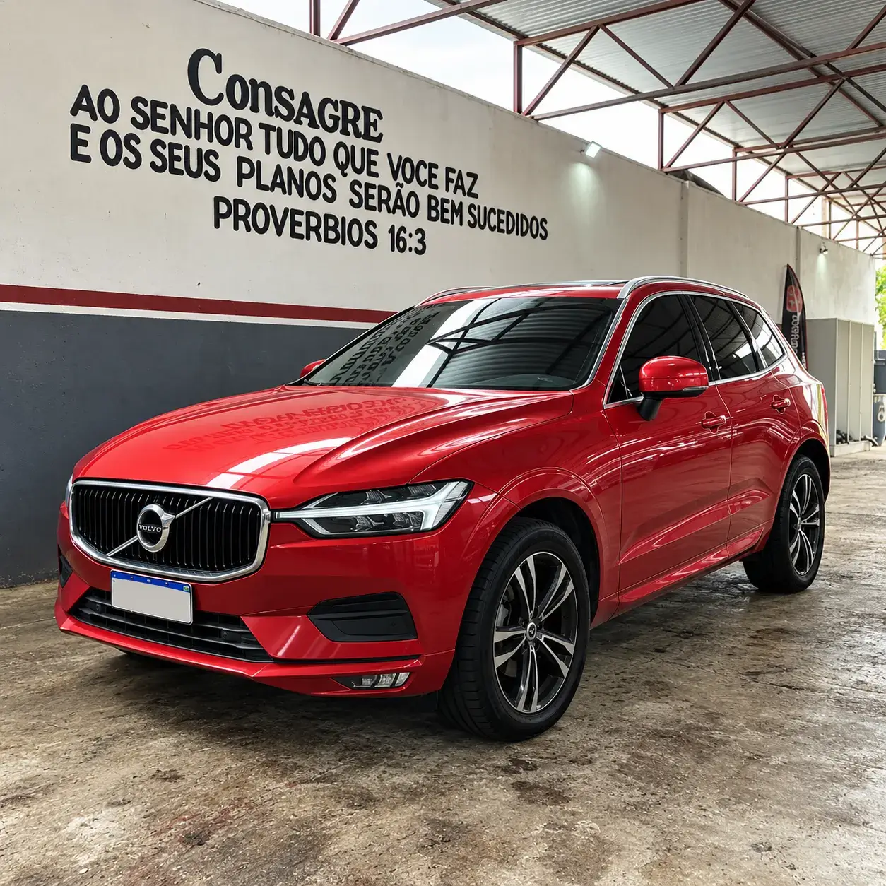 SUV vermelho fotografado na oficina