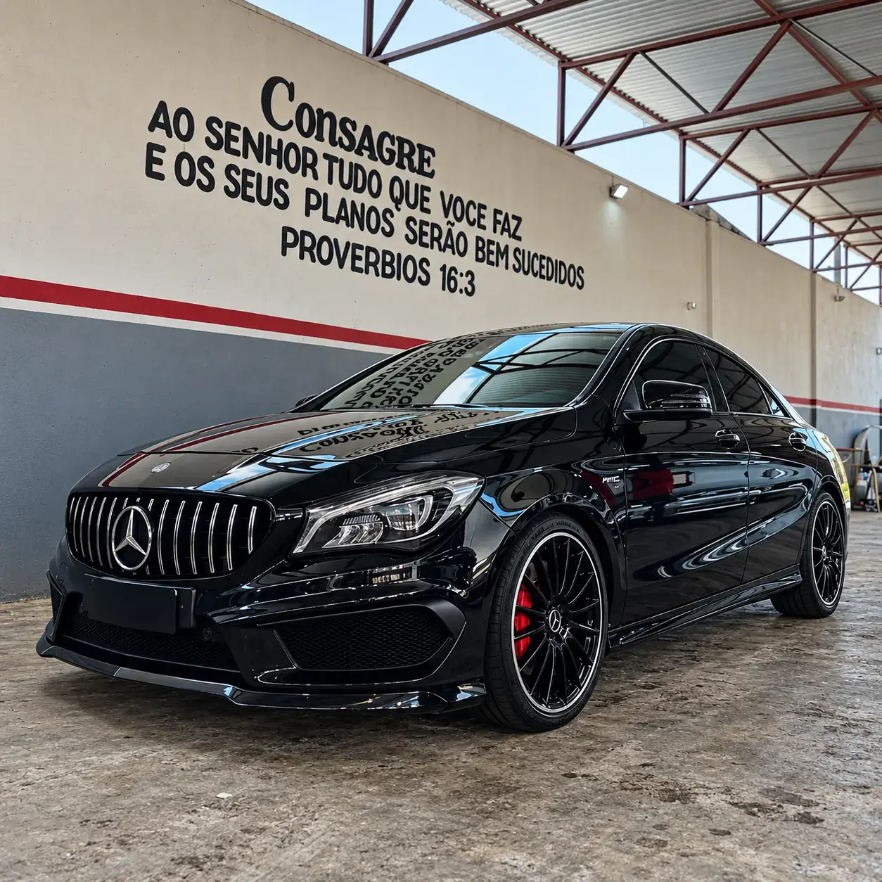 Sedã preto fotografado na oficina