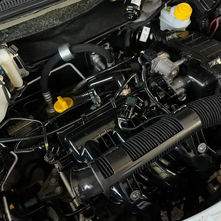 Componentes visíveis no compartimento do motor de um veículo