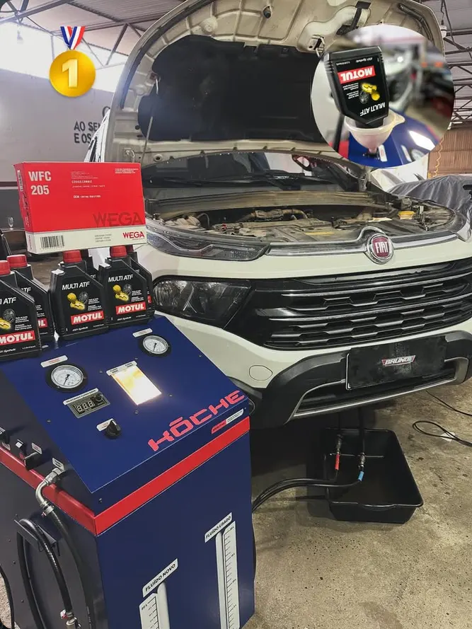 Veículo na oficina durante a troca de fluido do câmbio automático